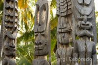 Imatges de fusta Trucades Ki'i Fan guàrdia Sobre Una de Reconstrucció i Temple de les Nacions Unides mausoleu Que contenia els ossos de 23 ali'i. Pu'uhonua Honaunau o Parc Històric Nacional. Illa Gran.